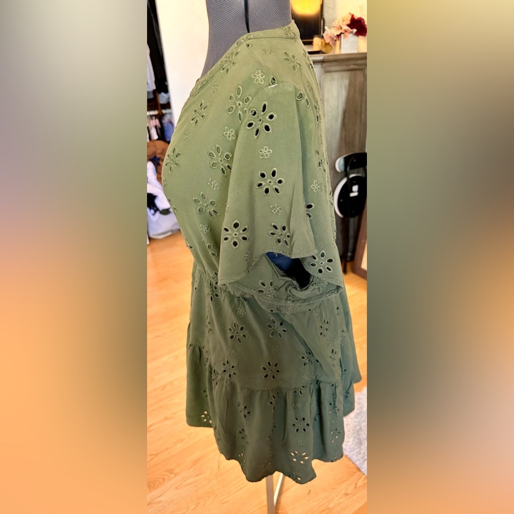 Torrid Sz 2 Babydoll Eyelet Tiered Top Green VNeck Short Sleeve Feminine Fairy - Picture 4 of 11